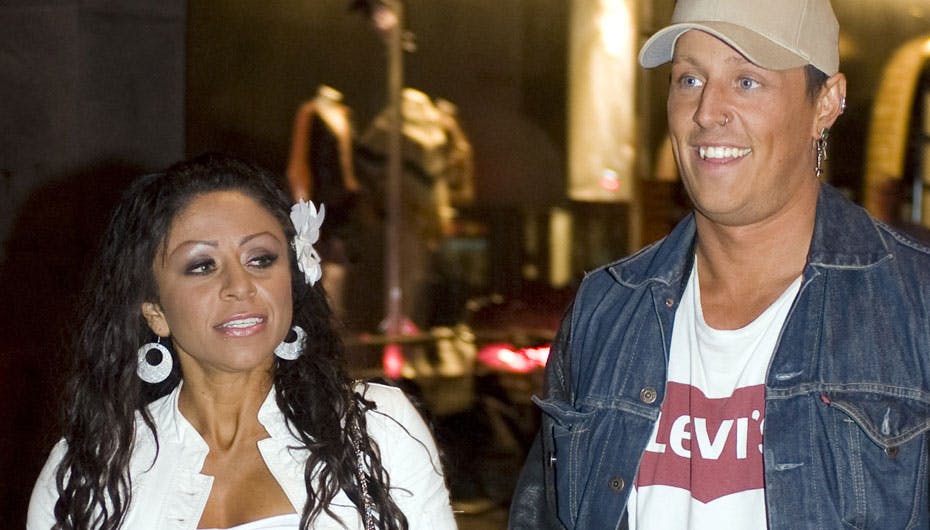 Zara og Sidney hyggede sig og var friske og raske i byen, indtil Zara pludselig fik frygtelige smerter