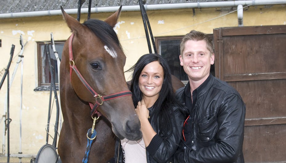 Meget flotte hver for sig. Robert Hansen med travhingsten Playboy Robert og sin kønne kæreste, Pernille på 20 år