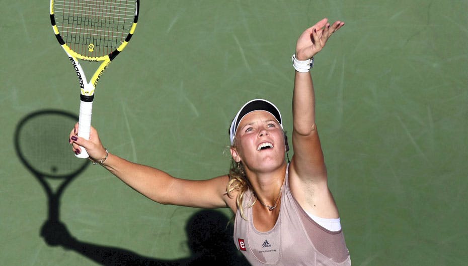 Caroline klarer sig fotsat godt i US Open og er ved at flytte til New York - sammen med mor og far forståes