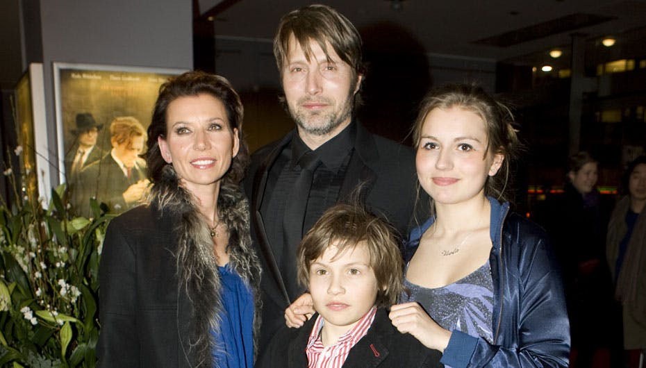 Mads med sin meget tålmodige familie, fru Hanne, datteren Viola og sønnen Carl