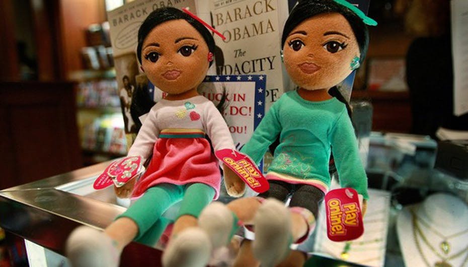 Sådan ser dukkerne ud, der var navnesøstre til USA's førstedøtre