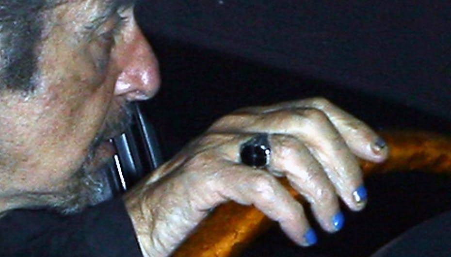 Al Pacino med fin blå neglelak på