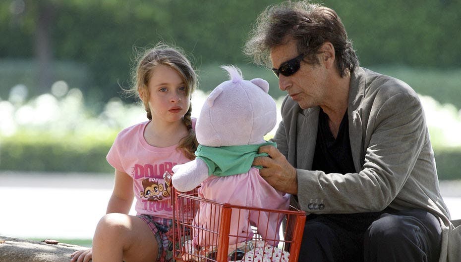 7-årige Oliva ser til mens 68-årige Al Pacino leger med hendes bamse
