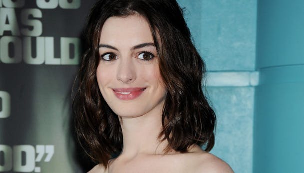 https://imgix.seoghoer.dk/media/se-og-hoer/kendte-udland/anne-hathaway-forelsket-jpg.jpg