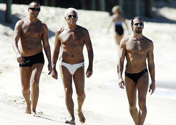 https://imgix.seoghoer.dk/media/se-og-hoer/kendte-udland/armani-paa-strand1-jpg.jpg