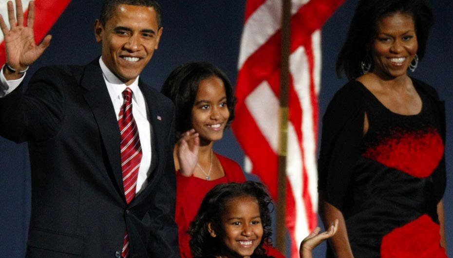 Klokken fem dansk tid stod det klart, at USAs næste præsident fra den 20. januar hedder Barack Obama, og hans hustru Michelle kunne give ham et fortjent sejrskys