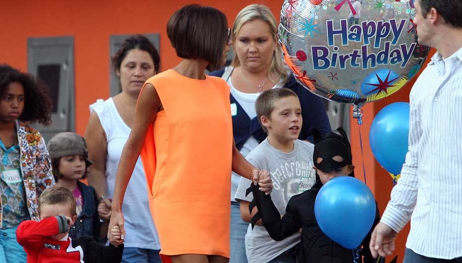 Victoria ankommer med børnene til Romeo's fest