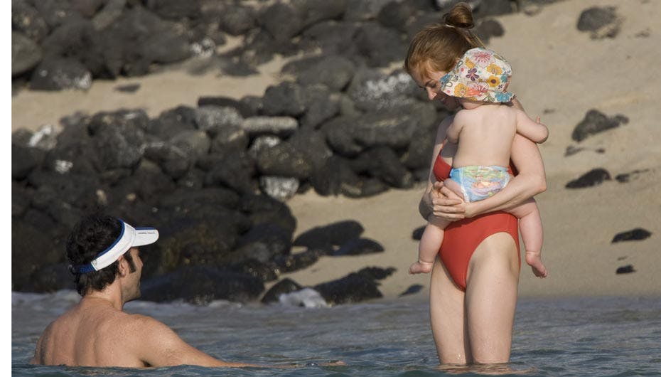 Sacha, Isla og lille Olive på stranden på Hawaii