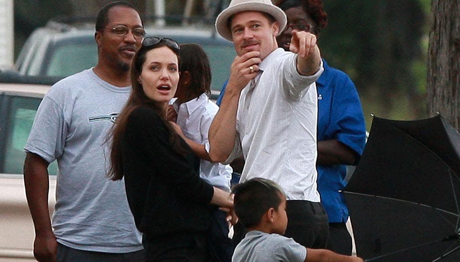 Angelina og Brad havde taget to af deres seks børn med på den dansk producerede legeplads