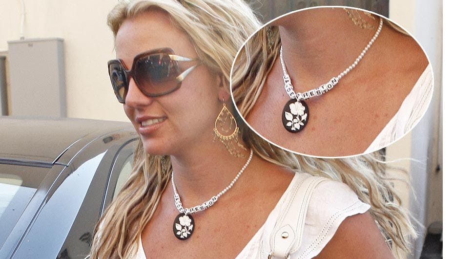 Britney med halskæden hvor der står "Jayden og Preston"