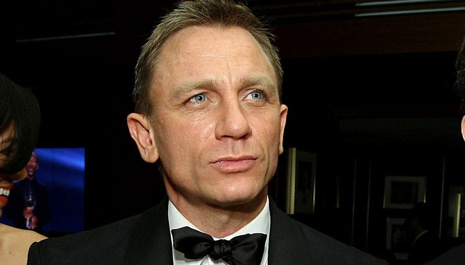 Daniel Craig skal ud over smoking og butterfly også trække i camouflagetøjet, når han som 007 skal til det krigshærgede Afghanistan i den næste James Bond-film