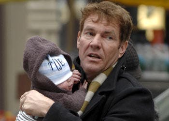 https://imgix.seoghoer.dk/media/se-og-hoer/kendte-udland/dennis-quaid-baby1-jpg.jpg