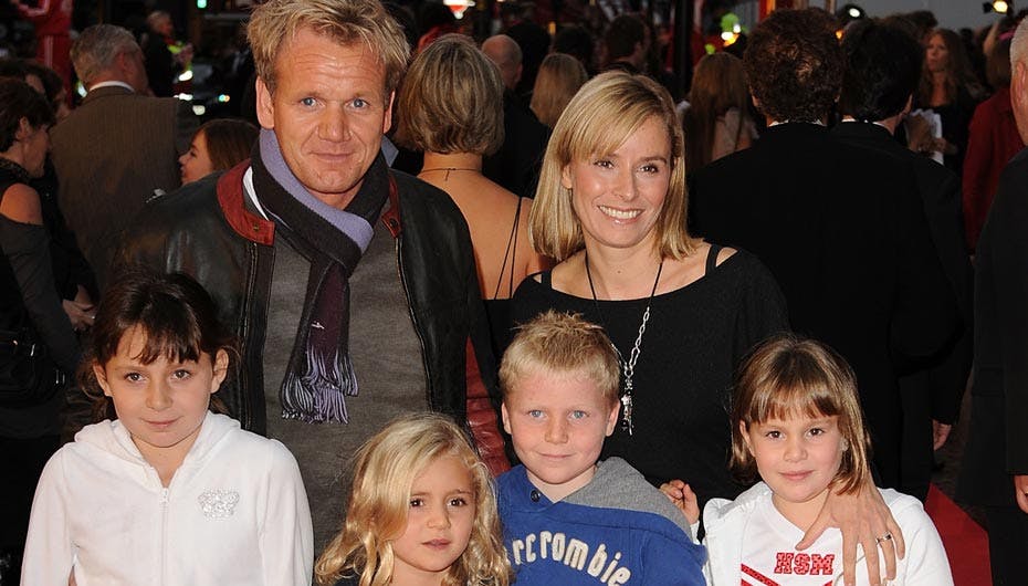 Gordon Ramsay sammen med sin kone Tana og deres børn