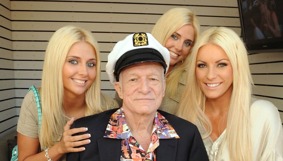 Som man bedst kender Hugh Hefner, omgivet af piger, som alle kunne være hans børnebørn