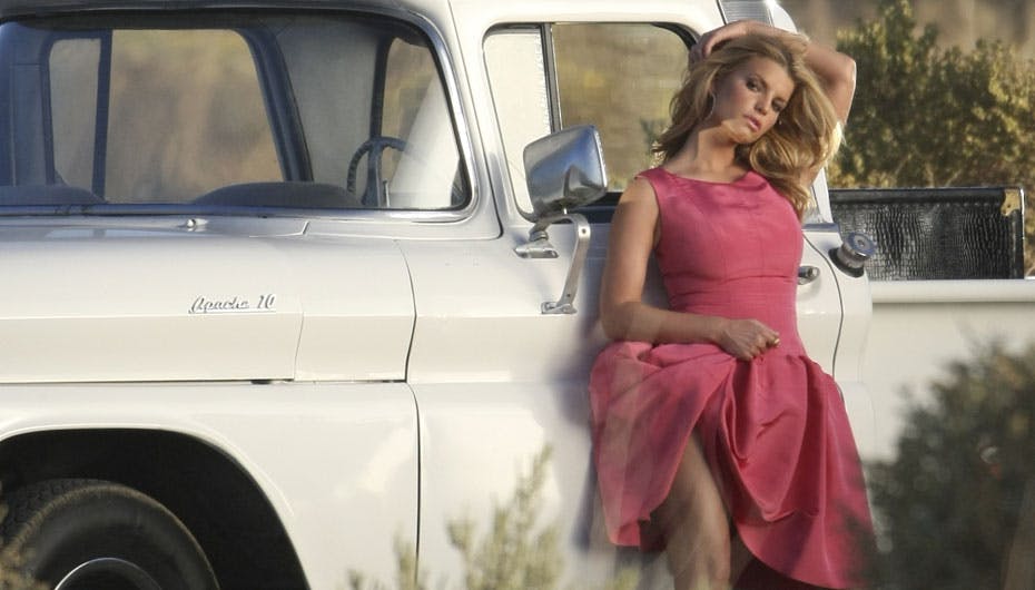 Jessica Simpson poserer op af den gamle Pickup