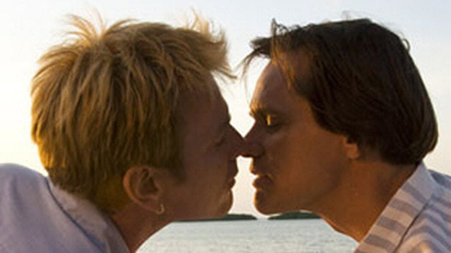 Jim Carrey med sin elskede, spillet af Ewan McGregor, i filmen "I Love You Phillip Morris".