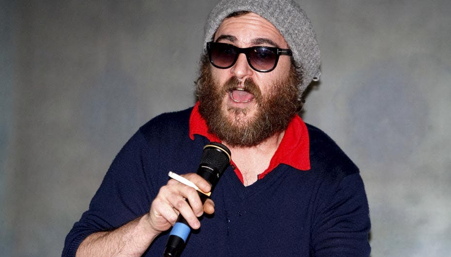 Sådan ser Joaquin Phoenix ud, når han er rapper