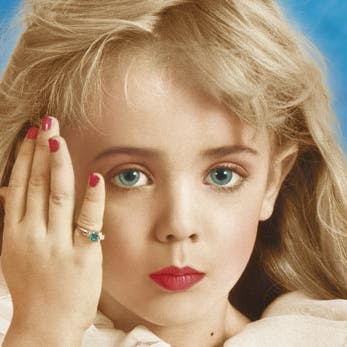 https://imgix.seoghoer.dk/media/se-og-hoer/kendte-udland/jonbenet-2-jpg.jpg