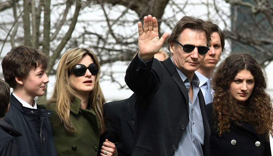 Liam Neeson havde overskud til at vinke til fotograferne, da hans hustru blev begravet