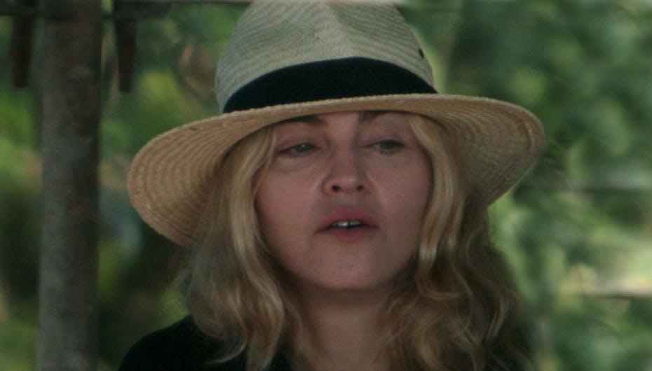 Madonna er i Malawi for at adoptere en lille pige