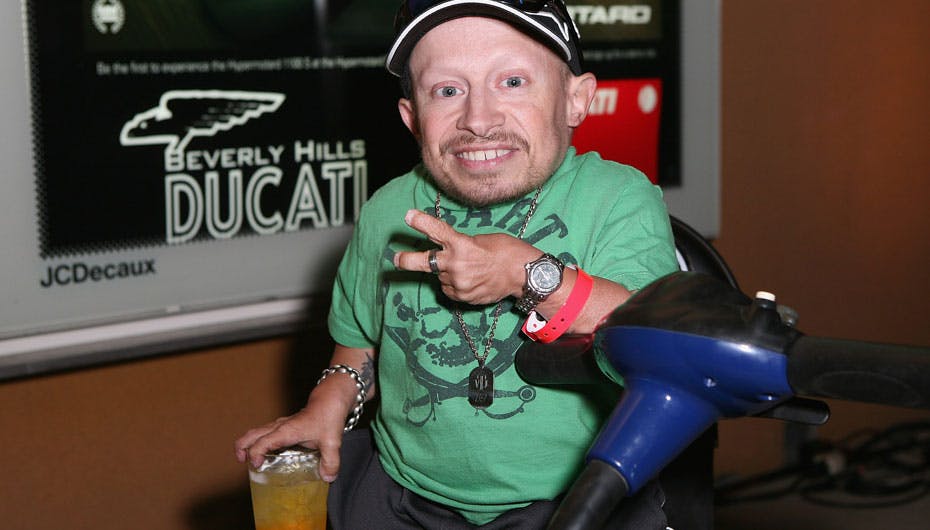 Mini-Me alias Verne Troyer holdt sig ikke tilbage, hverken i barerne eller på lagnerne