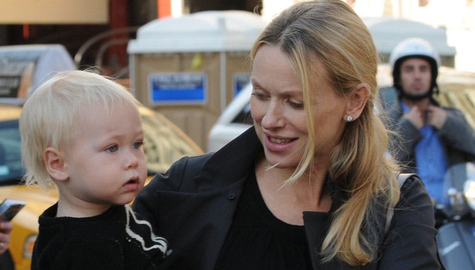 Naomi Watts sammen med sin førstefødte Alexander Pete, der nu får en lillebror at lege med