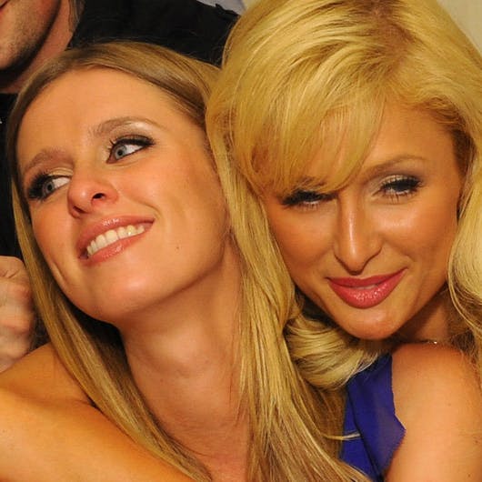 https://imgix.seoghoer.dk/media/se-og-hoer/kendte-udland/paris-hilton-tillyk-nicky1-jpg.jpg