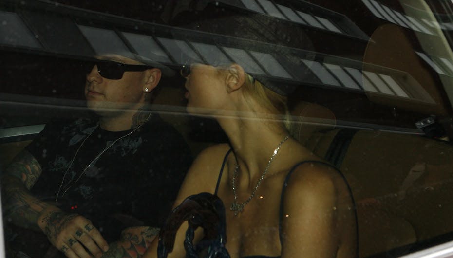 Paris Hilton er endelig landet i Danmark med sin kæreste Benji Madden