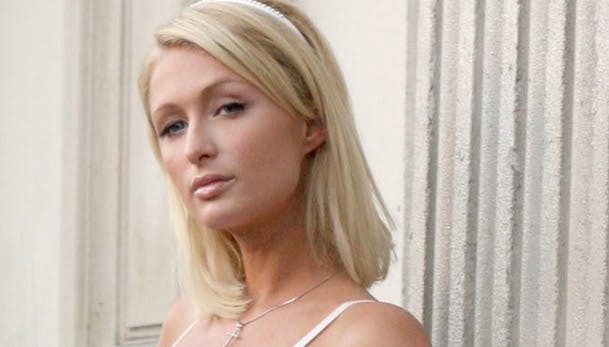 https://imgix.seoghoer.dk/media/se-og-hoer/kendte-udland/parishilton2-jpg.jpg