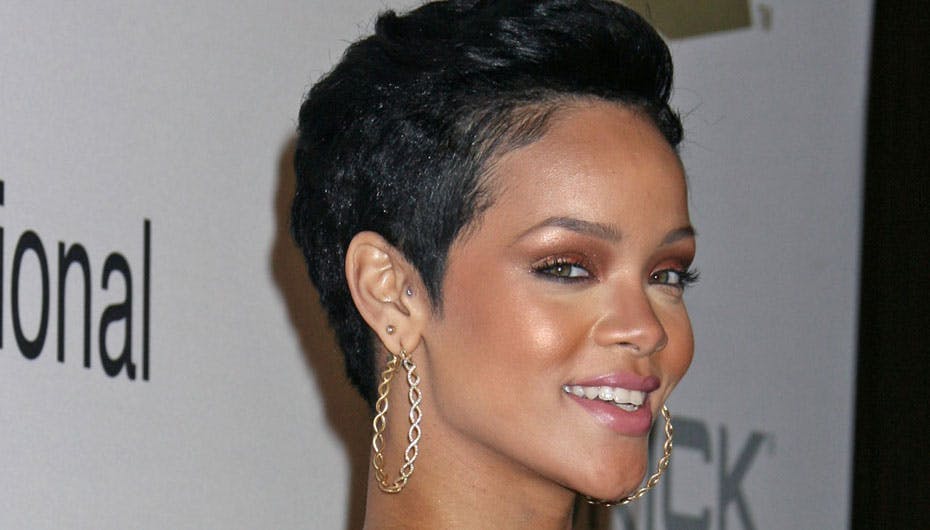 Rihanna var først offer for Chris Browns næver, nu overdænges hun med blomster