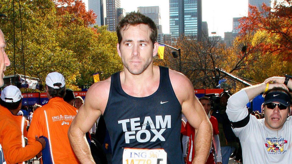 Ryan Reynolds kommer i mål efter sit første maraton