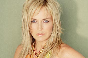 Sharon Stone kan give kamp til stregen med de unge modeller, så lækker som hun er på de her nøgenbilleder. (Foto: AOP)