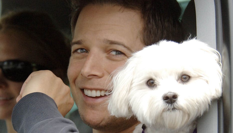 Scott Wolf med sin lille hund, Scooter