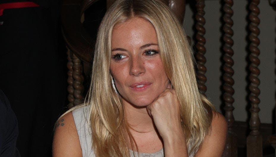Nu kan Sienna Miller føle, hvordan det er at blive forladt til fordel for en anden kvinde