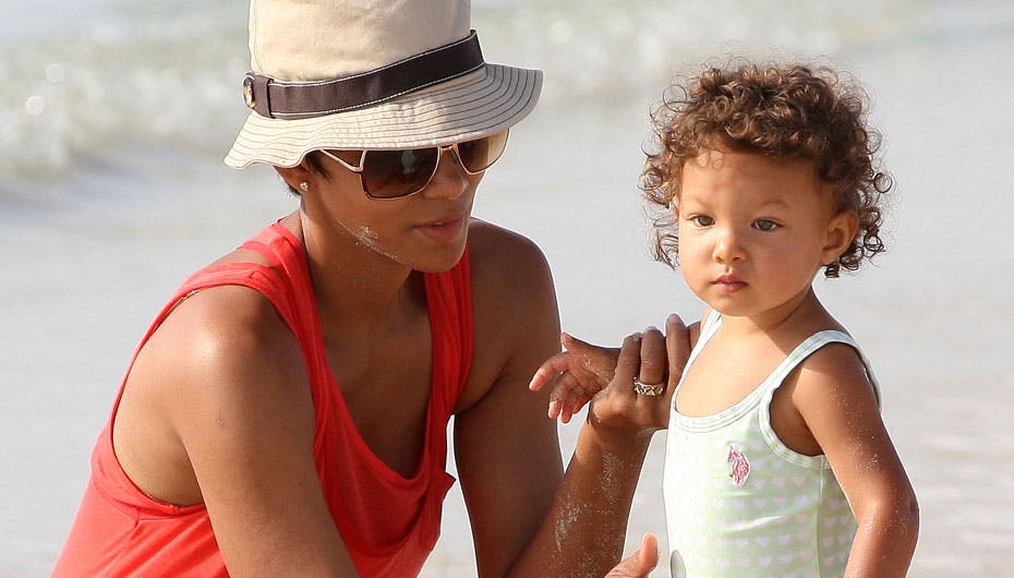 42-årige Halle Berry med datteren Nahla på halvandet år på South Beach, Miami den 9. juli