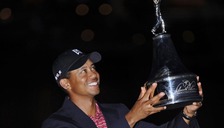 Tiger Woods lagde ikke skjul på glæden, da han søndag aften lokal tid vandt sin første golfturnering efter otte måneders skadespause