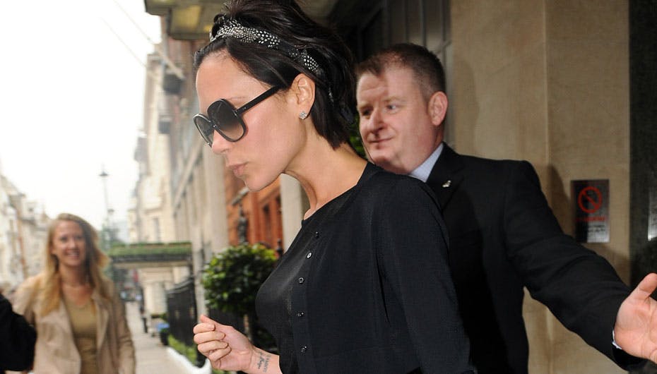 Victoria Beckham er i disse dage i London, hvor hendes "nye" bryster bliver fulgt overalt