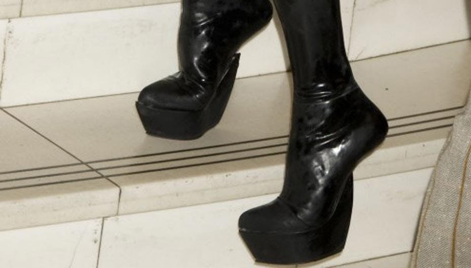 Dette designerfodtøj har kostet over 20.000 kroner. Victoria Beckham har i forvejen et par sandaler uden hæle, som hun gav 16.000 kroner for