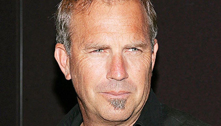 Dødsulykken har gjort så stort indtryk på Kevin Costner, at han sætter sig selv på auktion for at samle penge ind