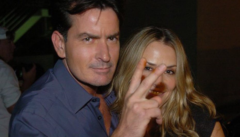 Charlie Sheen, her sammen med sin 12 år yngre kone, er nok ikke så kæphøj de næste par dage