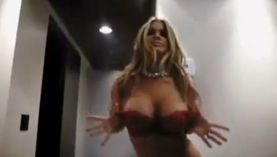 Det er tæt på at blive pornografisk i hjemmevideoen med Carmen Electra