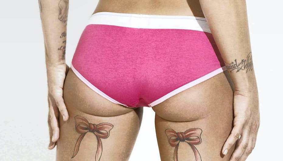 Det er jo ikke sådan lige til at gætte, men farven på trussen burde give et hint om, hvem der gemmer sig bag