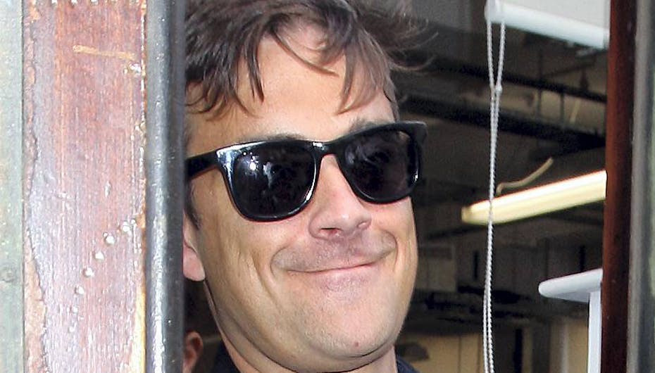 Robbie Williams stod på scenen for første gang i 3 år, da han medvirkede i den britiske "X Factor"