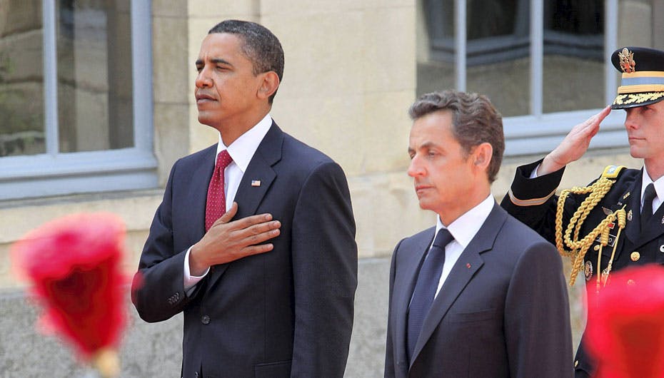 Nicolas Sarkozy fylder ikke meget i landskabet, når han stiller sig op ved siden af Obama