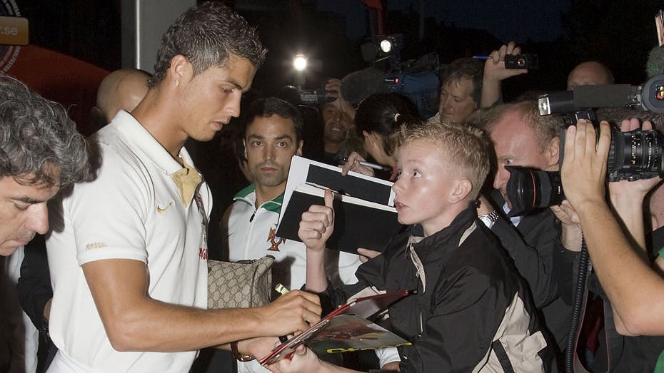 Ronaldo tog sig tid til at skrive autografer, da han skulle tjekke ind på Hotel Marriott