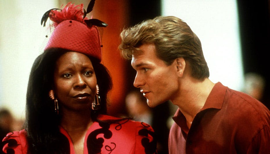 En scene fra "Ghost", hvor Whoopi lader som om, hun ikke kan se Patrick