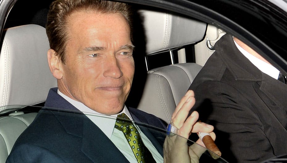 Arnold er ikke flov over sin politisk ukorrekte vane og bapper derfor lystigt på sin cubaner