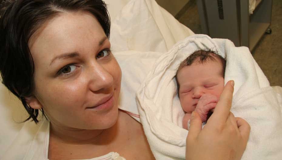 Stella med sin nyfødte. En af de mange unge mødre, der har medvirket i det populære program