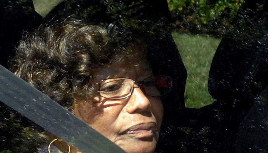 79-årige Katherine Jackson forlader retten, efter hun er blevet tilkendt forældremyndigheden over sønnens børn