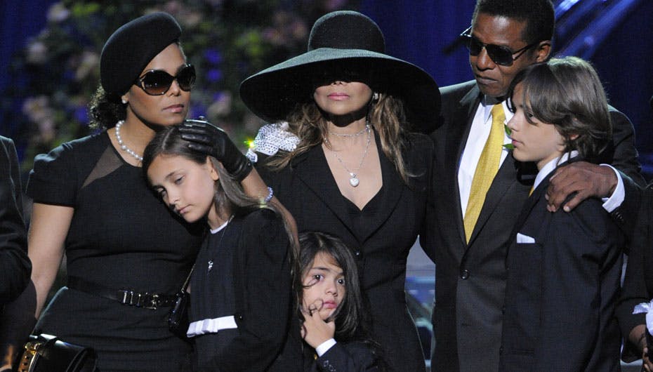 Familien samlet på scenen til en sidste afsked med den legendariske sanger